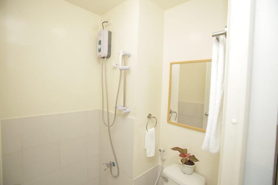 Eco-Guest Room at the Center of Edsa Near Malls Apartment in Mandaluyong