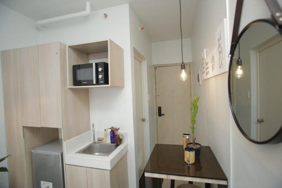Eco-Guest Room at the Center of Edsa Near Malls Apartment in Mandaluyong