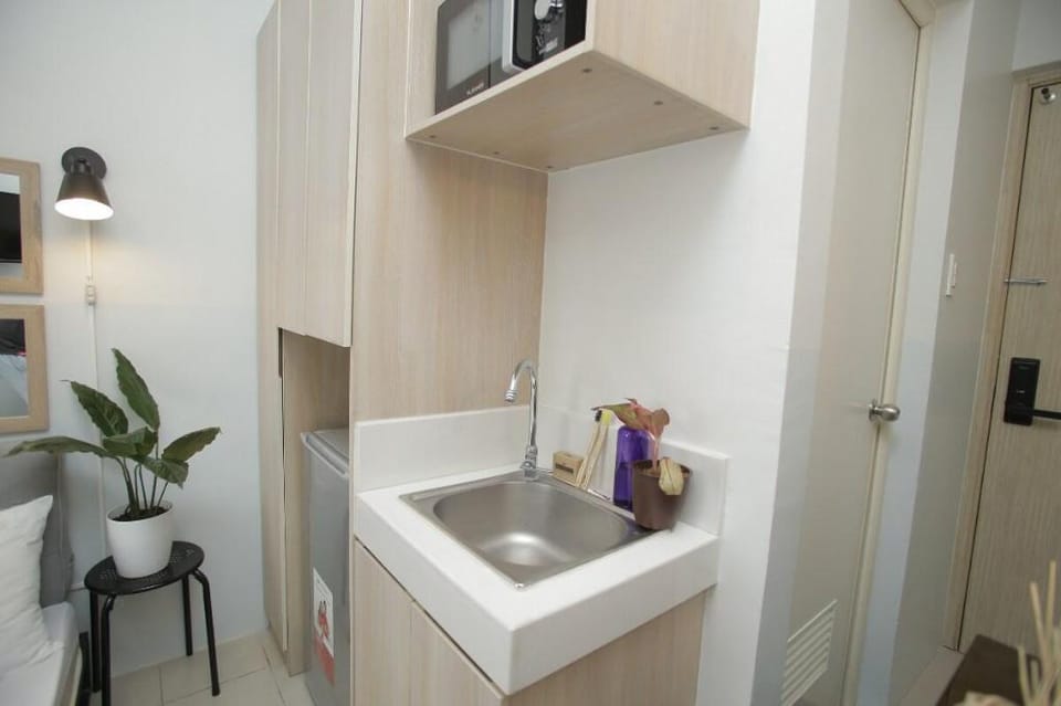 Eco-Guest Room at the Center of Edsa Near Malls Apartment in Mandaluyong
