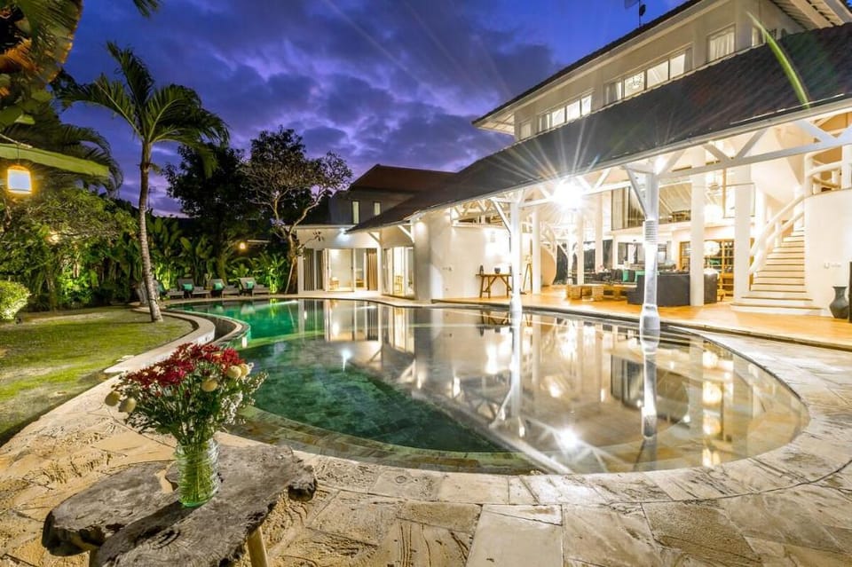 La Villa Oberoi 6 BR Located in Seminyak Villa in Kuta