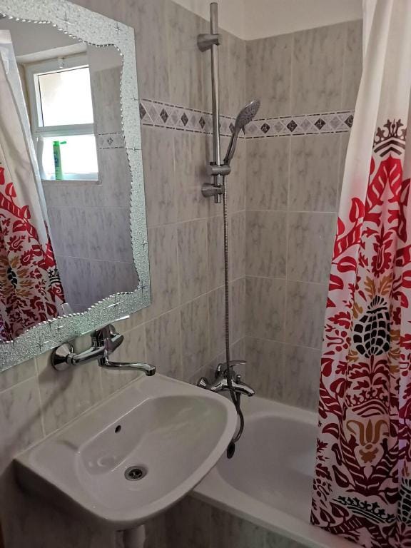 Lovely two Bedrooms unit, fully equipped kitchen Apartment in Jerusalem