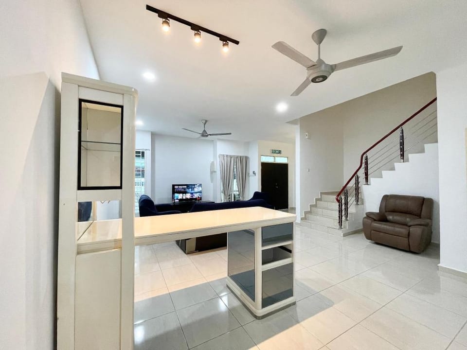A Cheerful 4BR Home/12 pax, 5mins to shops & mall Vacation rental in Kedah