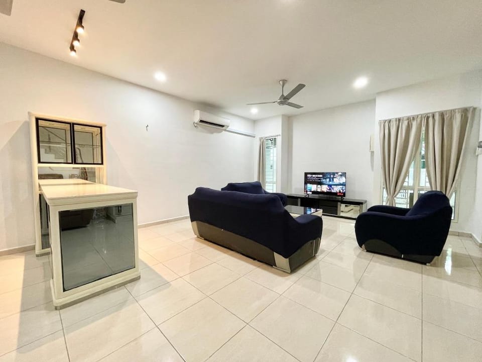 A Cheerful 4BR Home/12 pax, 5mins to shops & mall Vacation rental in Kedah