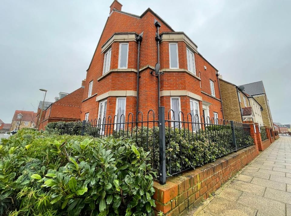 Serviced Accommodation in Bicester - Ascot Way. Vacation rental in Cherwell District