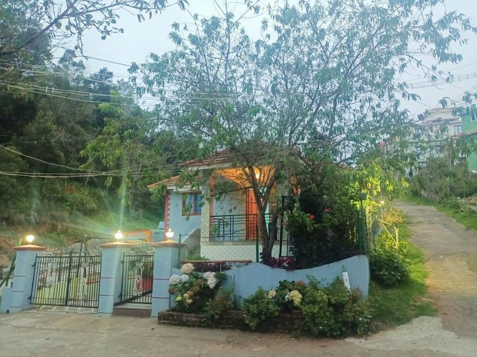 Cheerful 2bhk cottage with free parking premises Vacation rental in Kodaikanal