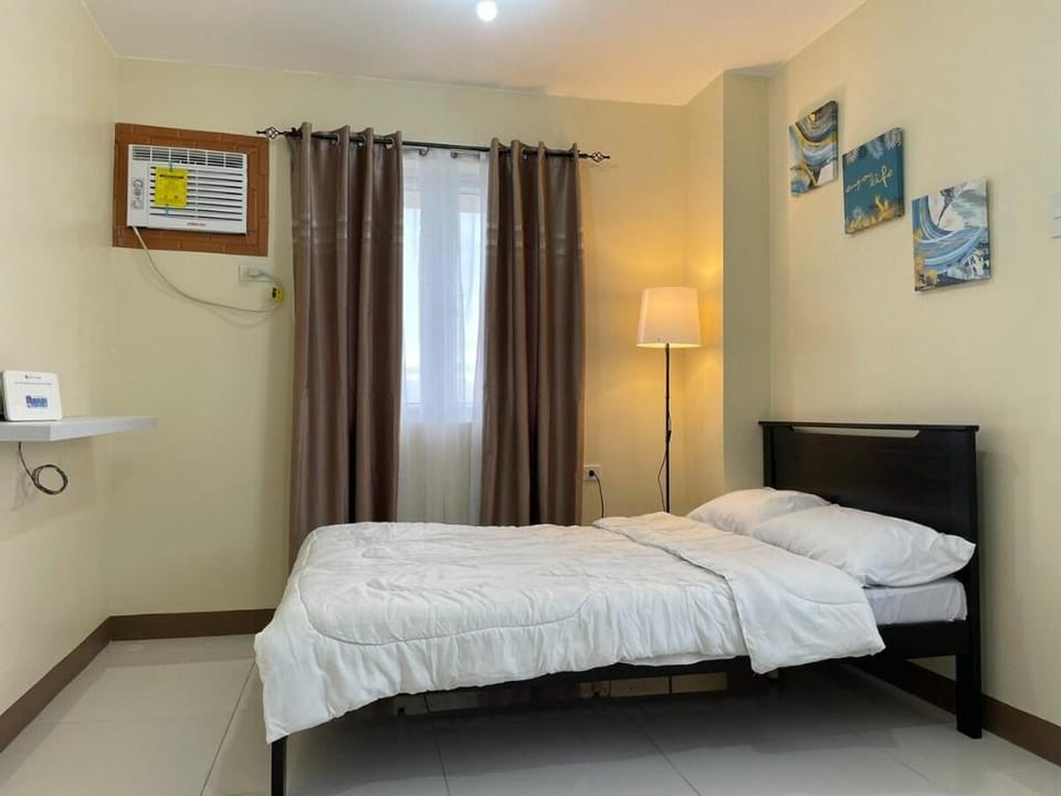 Staycation  w/ 100" Projector screen Vacation rental in Las Pinas