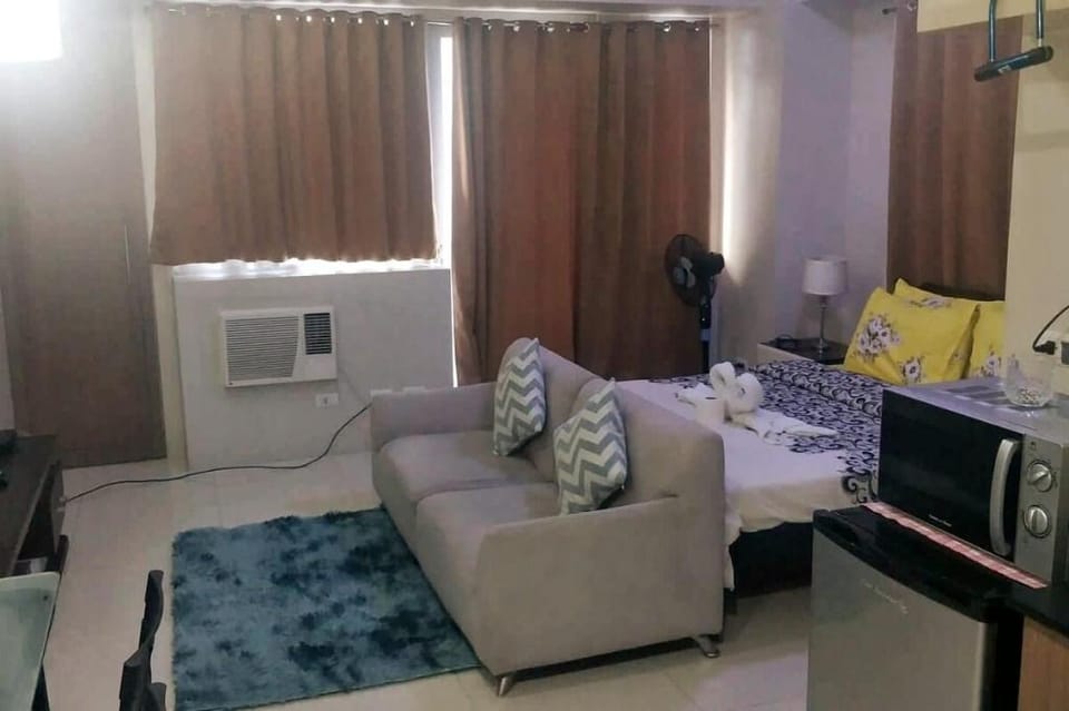 Comfortable 1BR Condo with Balcony Vacation rental in Pasay