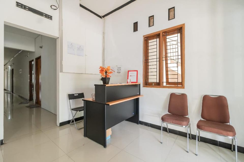 RedDoorz near Terminal Bubulak Bogor Hotel in West Java