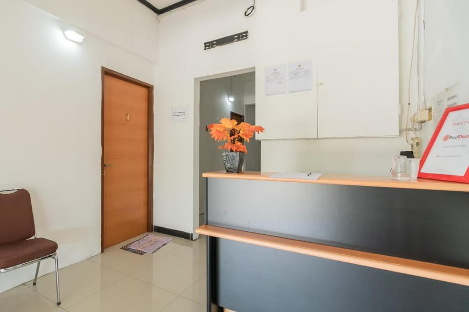 RedDoorz near Terminal Bubulak Bogor Hotel in West Java