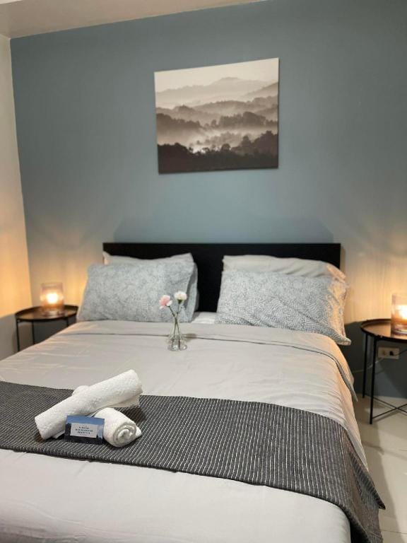 Modern Executive Studio Hotel with kitchen Apartment in Tagaytay