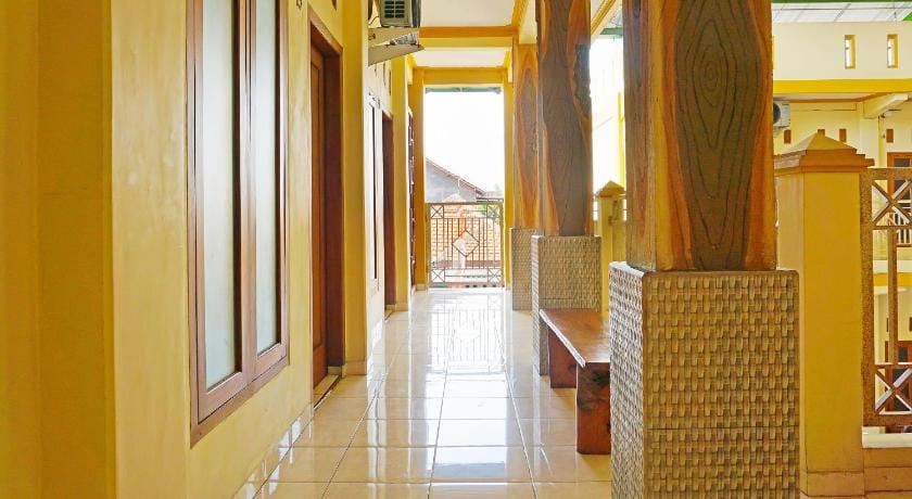 OYO 91580 Kost Bougenville Syariah Hotel in East Java