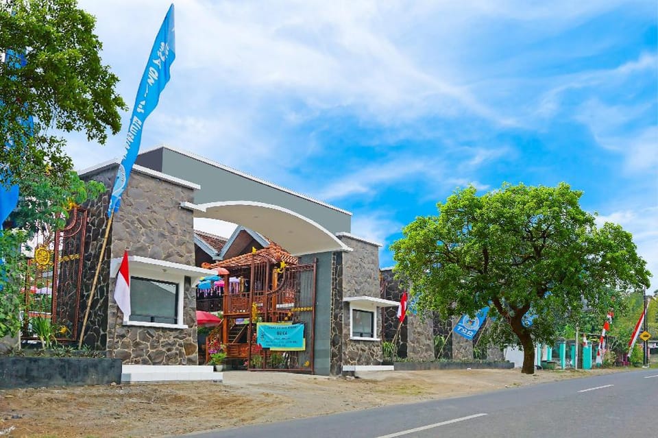 Hotel O Trisna Srabah Resort Homestay & Resto Hotel in East Java