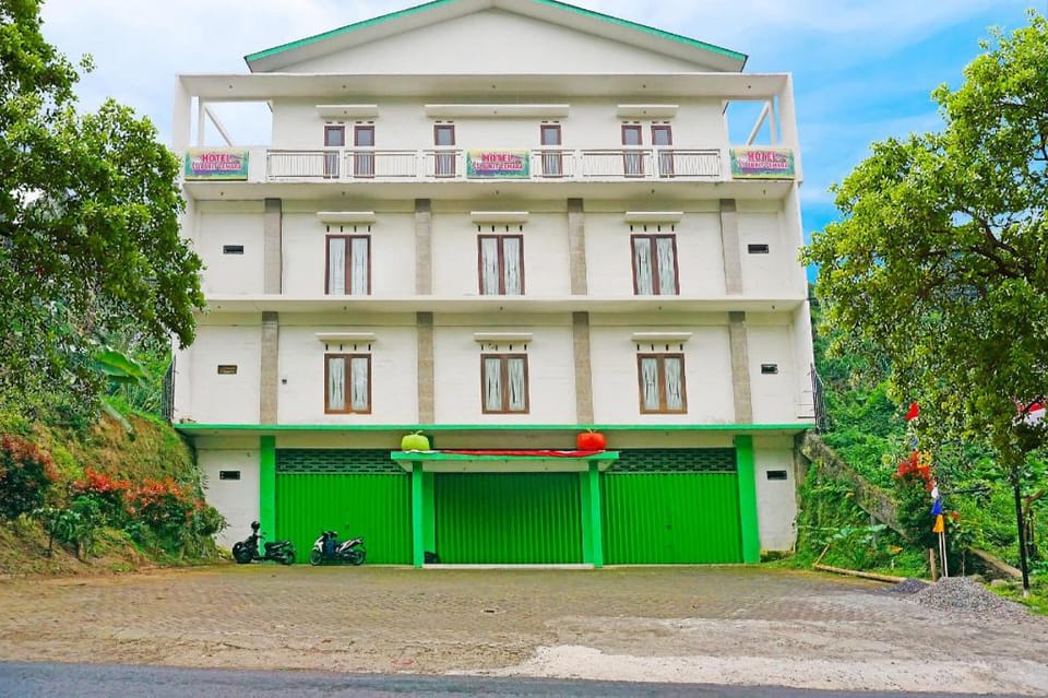 OYO LIfe 91571 Hotel Ss Bukit Cemara Syariah Hotel in Batu