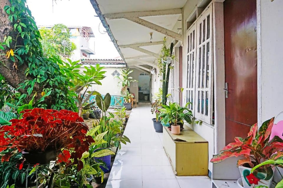 OYO LIFE 91551 Gwen Syariah Homestay Hotel in East Java