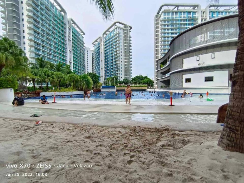 Azure Miami Cheap 10pax 2 Units w/ View & Balcony Apartment in Paranaque