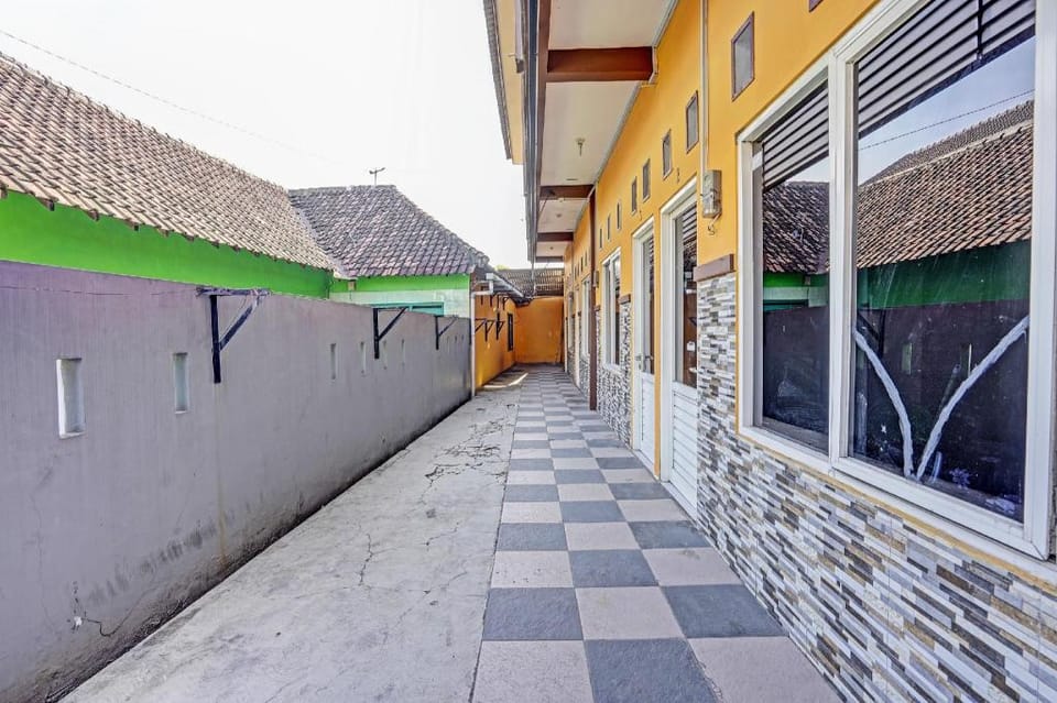 SPOT ON 91595 Sruni Syariah Hotel in East Java