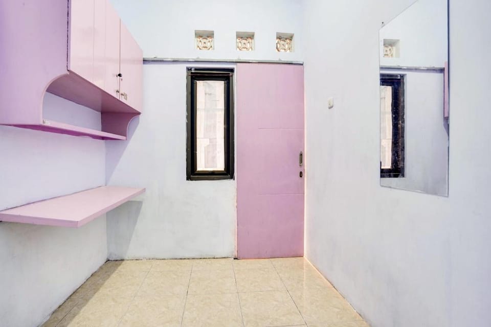 OYO Life 91626 Rr Kost Putri Syariah Hotel in East Java