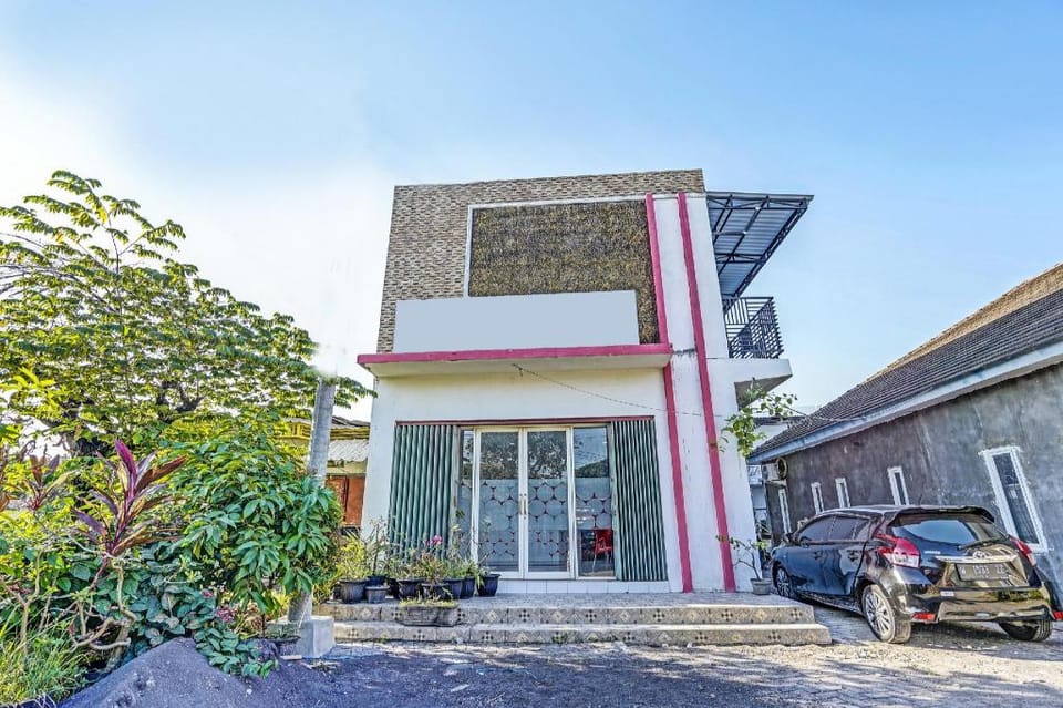 OYO LIFE 91594 Bungah Residence Syariah Hotel in East Java
