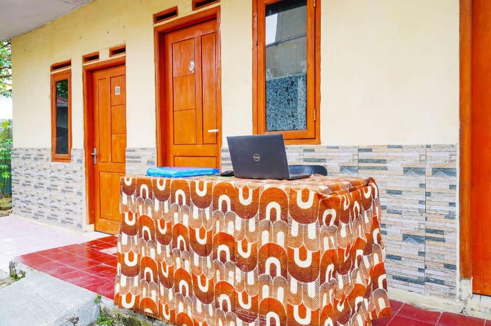 SPOT ON 91638 Anna Homestay Syariah Hotel in Parongpong