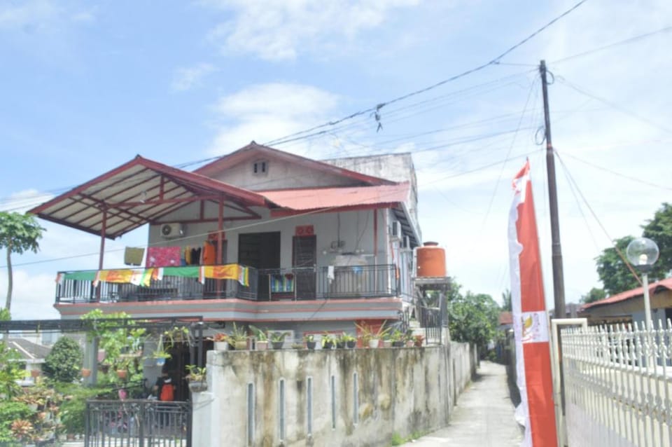SPOT ON 91623 Pj Guest House Syariah Hotel in Indonesia