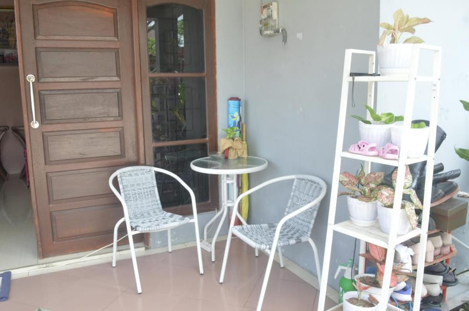 SPOT ON 91623 Pj Guest House Syariah Hotel in Indonesia