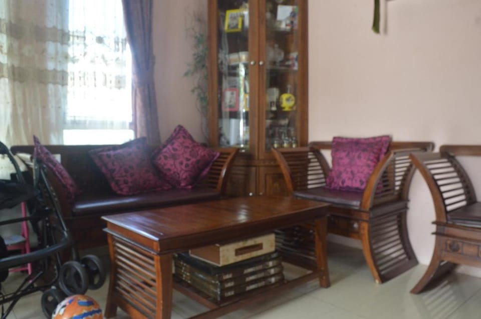 SPOT ON 91623 Pj Guest House Syariah Hotel in Indonesia