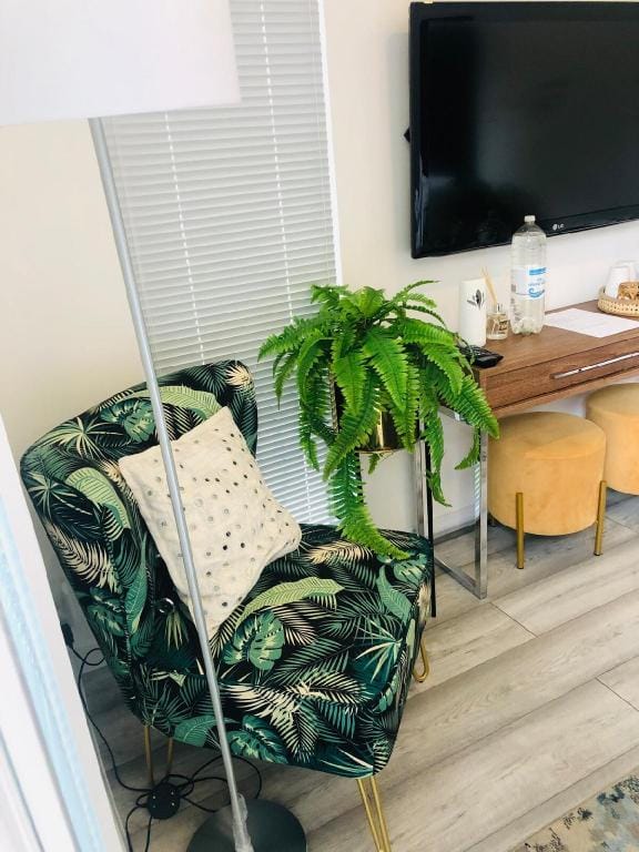 MeeZee Pearl Double Bed Lodge With Free Parking Bed and Breakfast in Salford