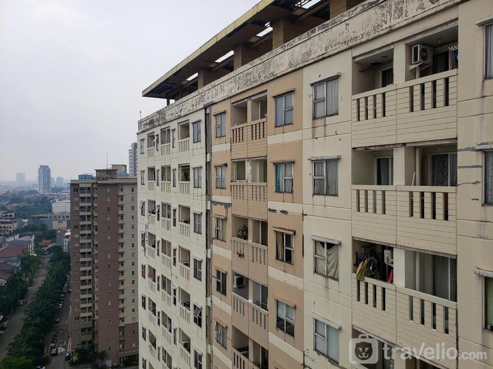 NiceComfort 2BR Belmont Residence Puri By Travelio Apartment in Jakarta