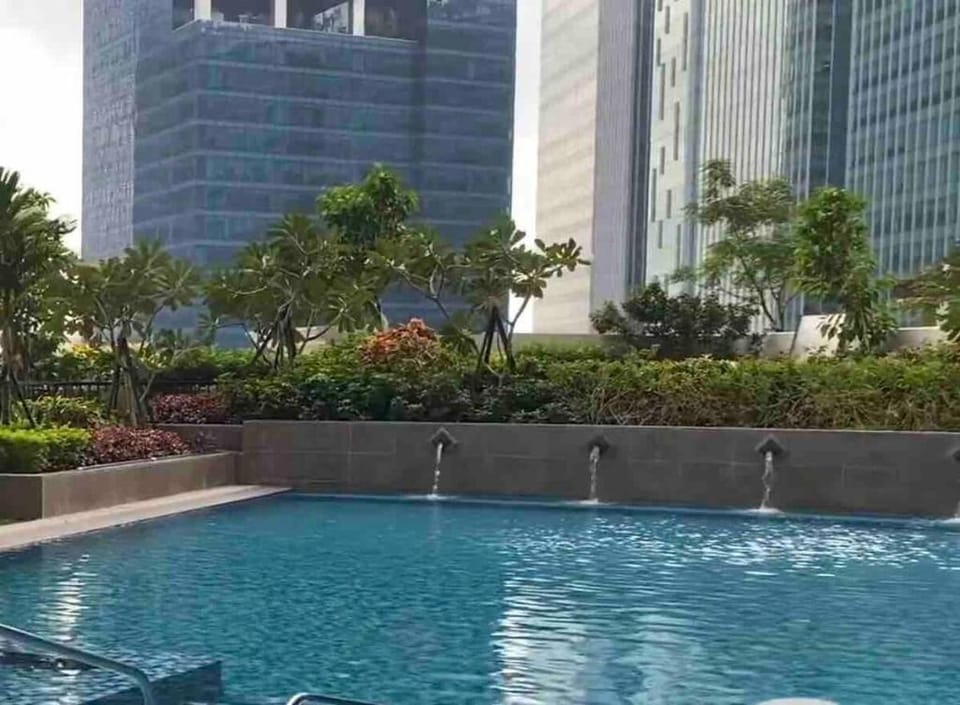 BGC Uptown Parksuites High Floor with Free Parking Apartment in Makati