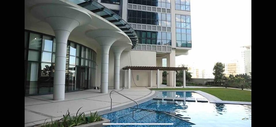 BGC Uptown Parksuites High Floor with Free Parking Apartment in Makati