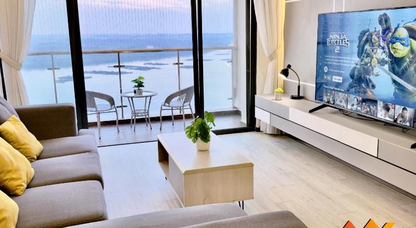 Full Sea View Country Garden 6-13pax Smart TV 70inch with Netflix -CG- Apartment in Johor Bahru