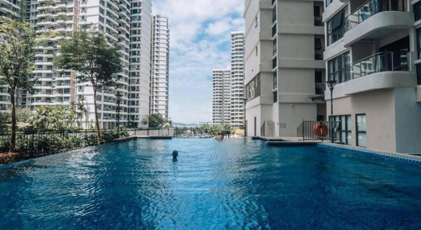Full Sea View Country Garden 6-13pax Smart TV 70inch with Netflix -CG- Apartment in Johor Bahru
