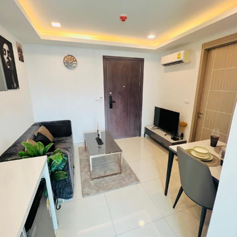 NEW! 1-BR W/Pool View New Arcadia Beach Condo Apartment in Pattaya City