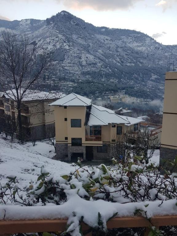 Two Bedroom Apartment, parking ,pristine snow view Apartment in Himachal Pradesh