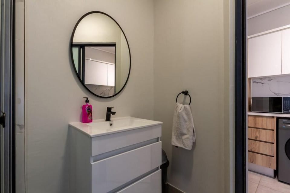 Lovely 1 Modern bedroom in Waterfall City Vacation rental in Sandton