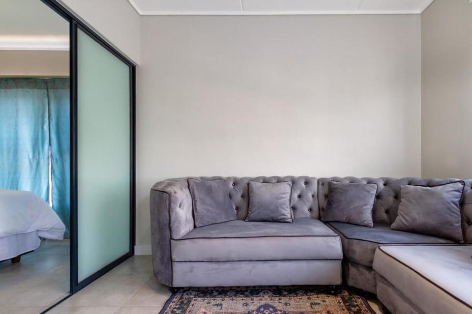 Lovely 1 Modern bedroom in Waterfall City Vacation rental in Sandton
