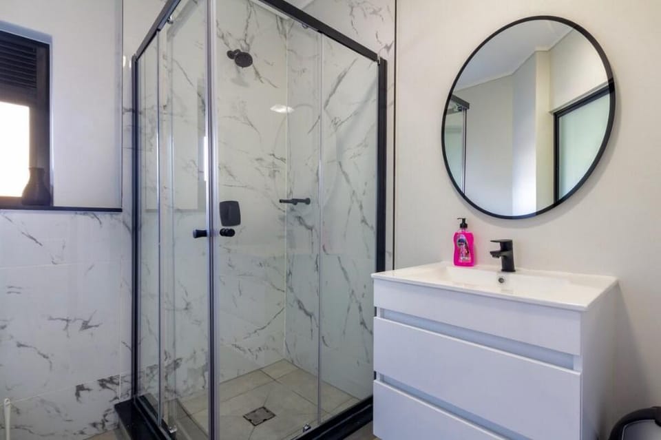Lovely 1 Modern bedroom in Waterfall City Vacation rental in Sandton