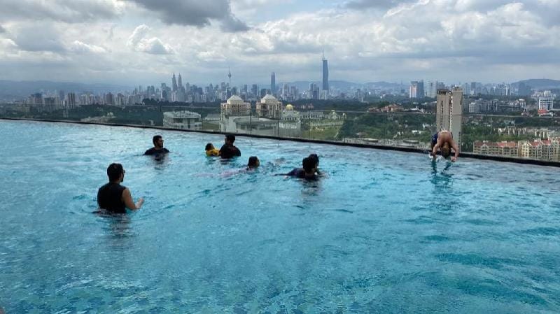 Indulge 2R2B 500 Mbps Wi-Fi Netflix Kiara 163 Mall Vacation rental in Petaling Jaya