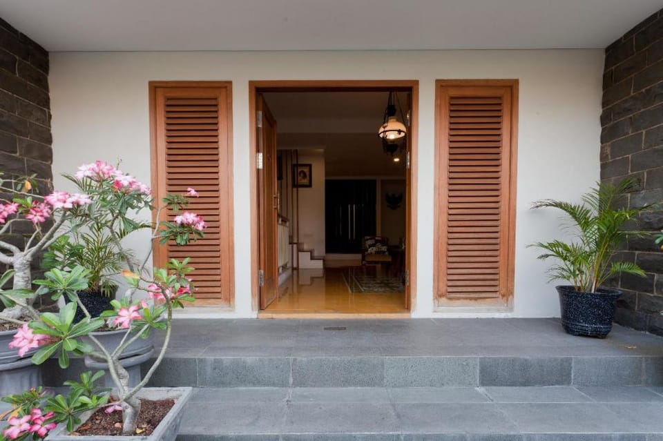 Ndalem Sardan 4 Bedrooms near JEC and Malioboro Villa in Yogyakarta