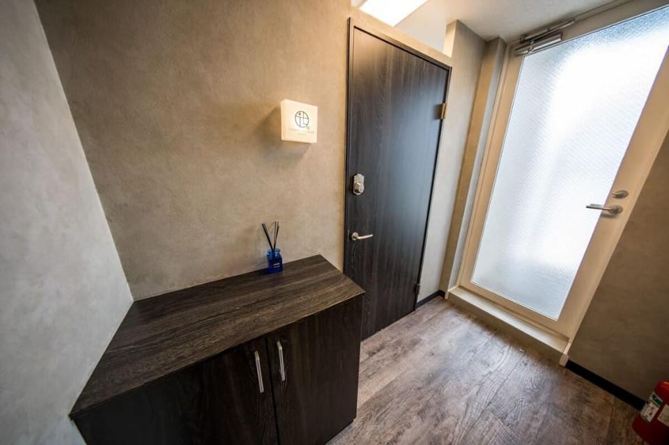 TOMALOUNGE 7 min from Asakusa, near Skytree/Up to 12 people/Free WIFI & Netflix Apartment in Japan