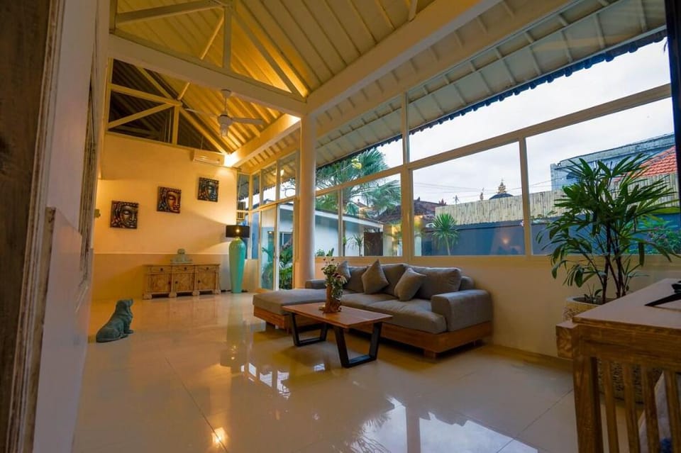 Cheerful- 4 Bedroom Seminyak gateaway Villa in Kuta