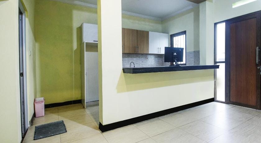 OYO Life 91606 Nadin Guest House Syariah Hotel in West Java