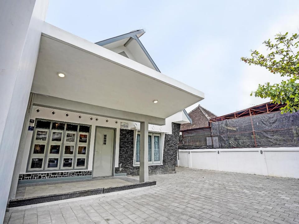 Hotel O Nawangwulan Hotel in East Java