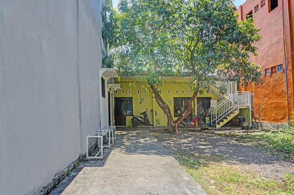 OYO Life 91600 Syariah Army Kost & Homestay Hotel in East Java