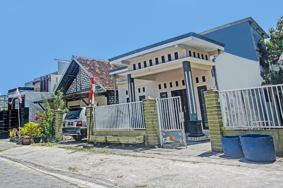 OYO Life 91600 Syariah Army Kost & Homestay Hotel in East Java