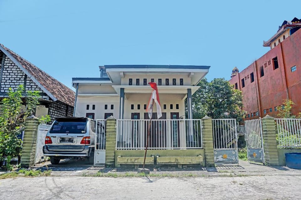 OYO Life 91600 Syariah Army Kost & Homestay Hotel in East Java