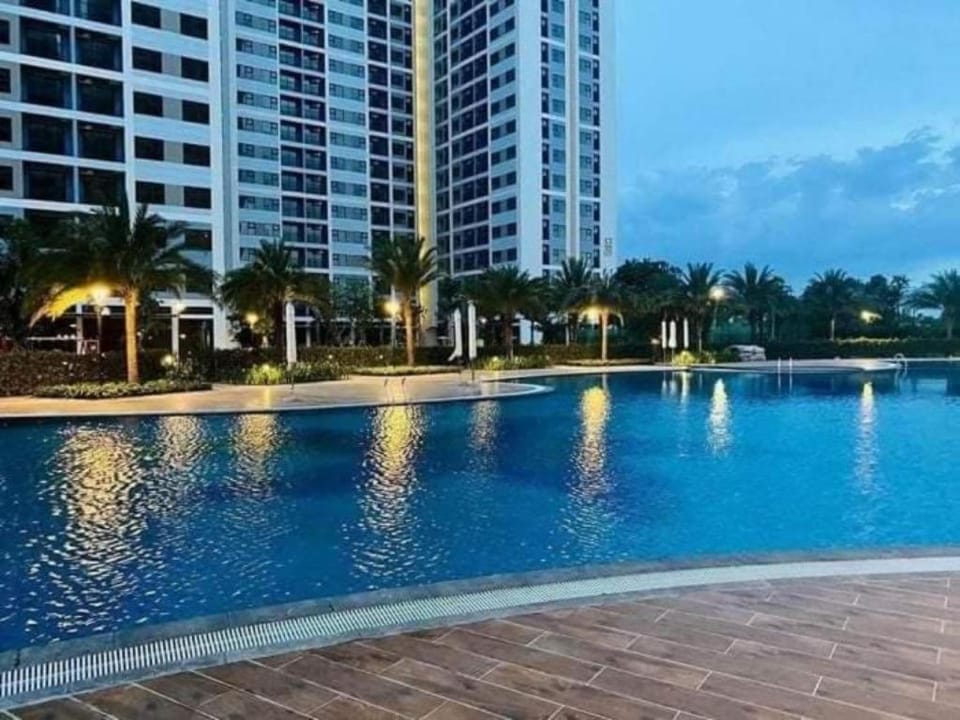Căn hộ cao cấp có view hồ bơi và công viên Apartment in Ho Chi Minh City