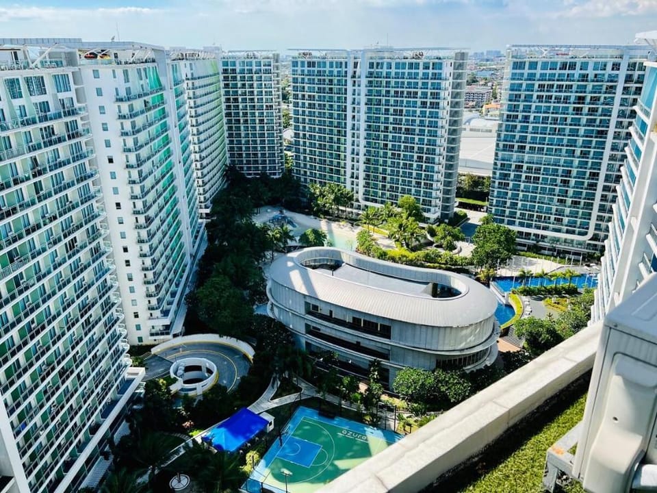 Azure Pool View with Balcony, WiFi and Netflix Apartment hotel in Paranaque