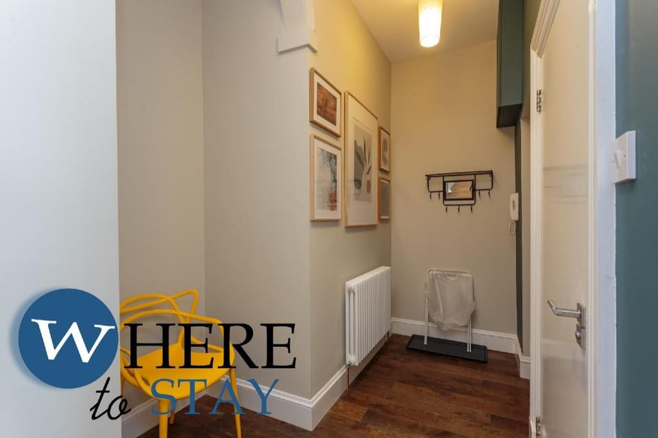 Stylish 2bed apartment underneath Edinburgh castle Apartment in Edinburgh