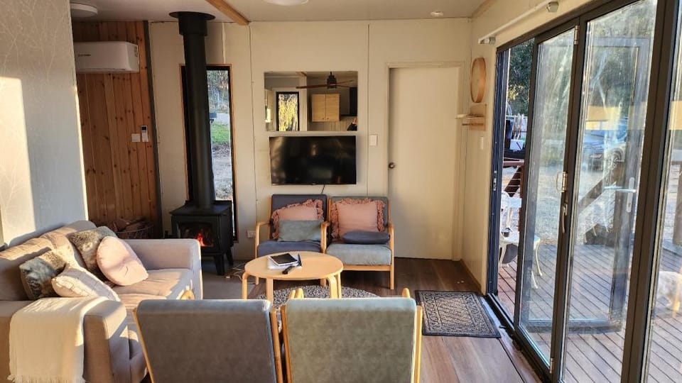 Delightful 3 BR 2Bath Container Home with views. Vacation rental in Hartley